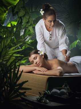 Kaplıca ortamında genç ve güzel bir kadının portresi.  