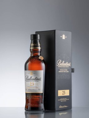 Bangkok, Tayland - 09 Nisan 2020. Ballantine, İskoçya 'nın Dumbarton şehrinde Pernod Ricard tarafından üretilen dünyanın en çok satan ikinci viskisidir.
