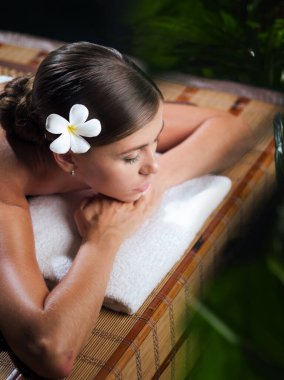 Kaplıca ortamında genç ve güzel bir kadının portresi.  