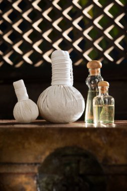 Yağ ve bitkisel kompres görüntüsünü kapat. 