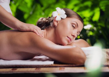 Kaplıca ortamında genç ve güzel bir kadının portresi.  