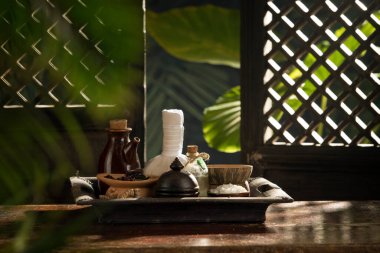 Renkli tropik otantik sırt üzerindeki spa temalı nesnelerin görünümü