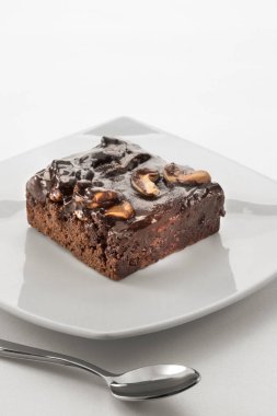 Beyaz sırtlı güzel taze pastanın manzarasını kapat.