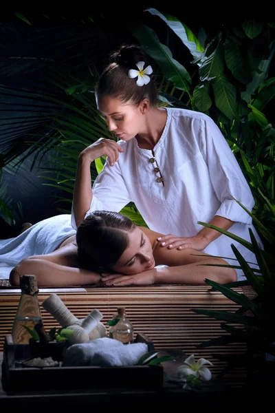 Retrato Mujer Hermosa Joven Ambiente Del Balneario — Foto de Stock