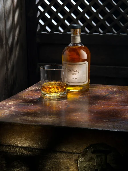 Geen Logos Trademarks Zelf Maakte Etiketten Close Uitzicht Fles Whisky — Stockfoto