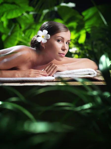 Retrato Jovem Mulher Bonita Ambiente Spa — Fotografia de Stock