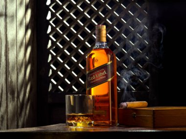 Phuket, Tayland - Mart 2020. Jack Daniels viskiyi gri arka planda harmanladı. Jack Daniel 's, Tennessee viskisinin bir türüdür. Dünyadaki en çok satan Amerikan viskisidir.