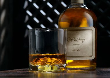 Beyaz sırtlı ahşap bitkisel havan topu manzarasını kapat. 