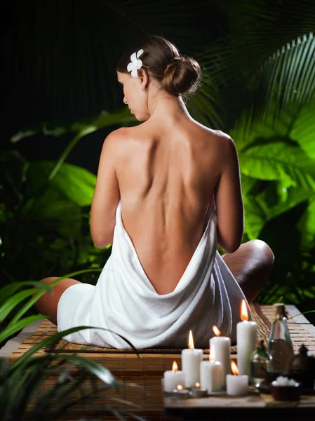 Vista Una Joven Agradable Meditando Ambiente Tropical Spa — Foto de Stock