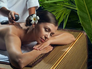 Kaplıca ortamında genç ve güzel bir kadının portresi.  