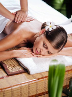 Kaplıca ortamında genç ve güzel bir kadının portresi.  