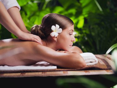 Kaplıca ortamında genç ve güzel bir kadının portresi.  