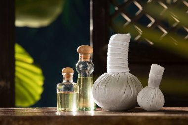 Yağ ve bitkisel kompres görüntüsünü kapat. 