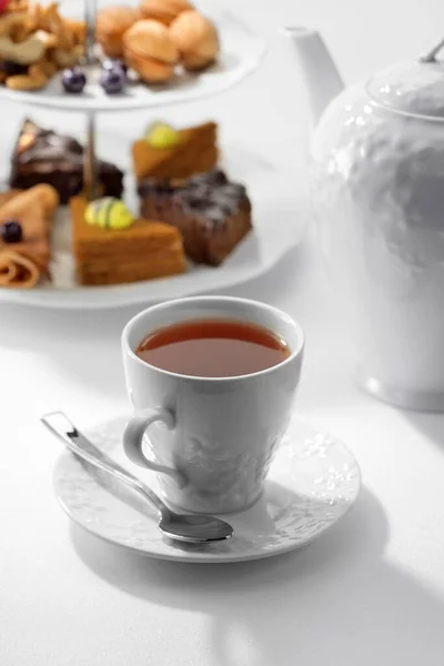 Закрыть Вид Десертную Тарелку Фарфоровый Чайник Чашки Белом Фоне — стоковое фото