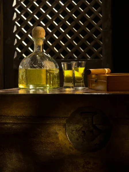 Vista Cerca Botella Tequila Anejo Vasos Sobre Fondo Color —  Fotos de Stock