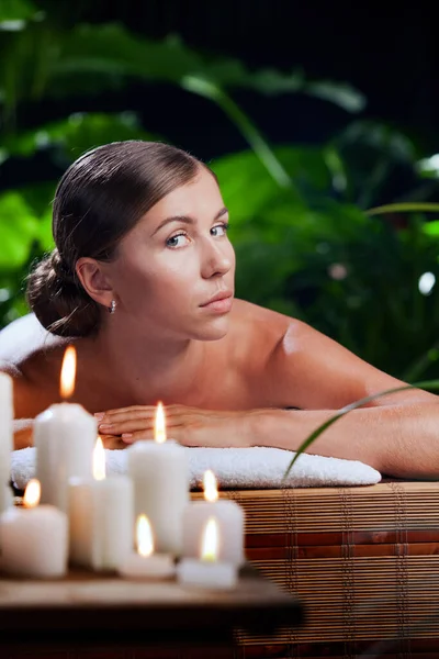 Portret Van Jonge Mooie Vrouw Spa Omgeving — Stockfoto