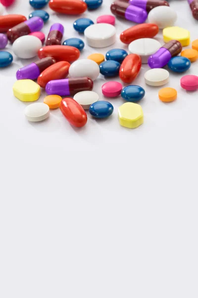 Vista Vicino Diversi Colori Pillole Sulla Schiena Bianca — Foto Stock