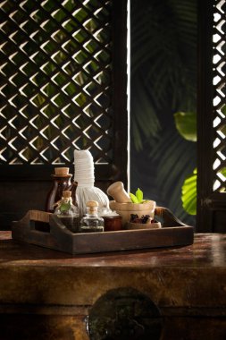 Renkli tropik otantik sırt üzerindeki spa temalı nesnelerin görünümü