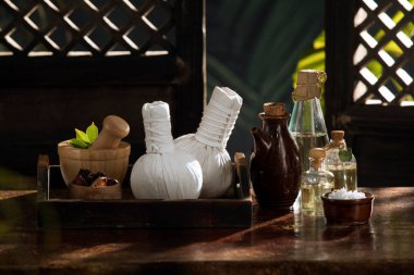 Renkli tropik otantik sırt üzerindeki spa temalı nesnelerin görünümü