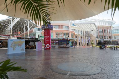 Ağustos 2020, Jungceylon Alışveriş Merkezi, Phuket, Tayland. Jungceylon, Phuket 'in en tanınan süper alışveriş merkezi. Kapalı kapılar ardında bomboş..