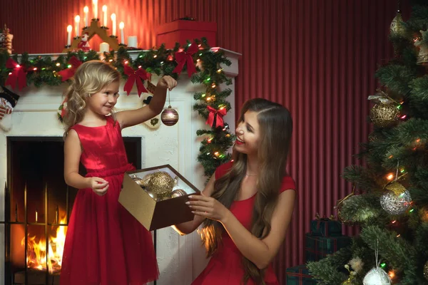 Portrait Beautiful Little Girl Her Mama Christmas Environment — Stock Photo, Image