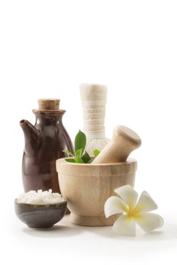 Beyaz sırtlı havan, tuz, yağ ve bitkisel kompres manzarasını kapat. 