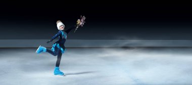 Koyu buz arenasında çocuk artistik patinajcının görünümü