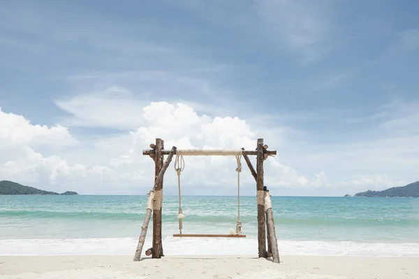 View Nice Wooden Swing Summer Tropic Beach — Stock Photo, Image