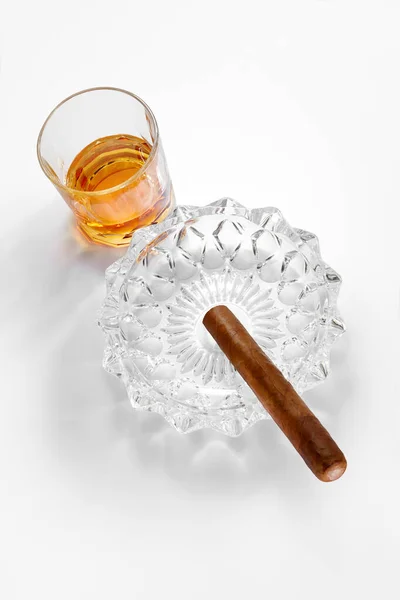 Geschlossener Blick Auf Glas Whiskey Aschenbecher Und Zigarre Auf Weißem — Stockfoto