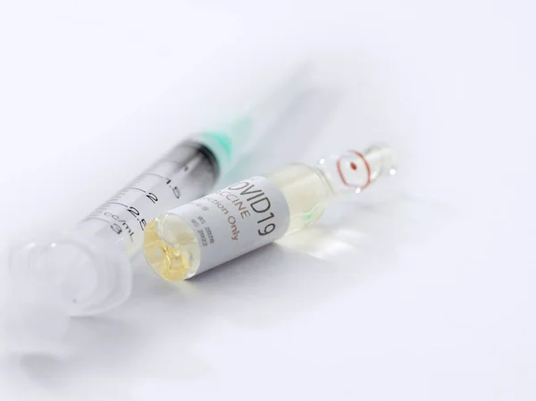 Beyaz Sırtında Ilaç Şırıngayla Ampulün Görüntüsünü Kapat — Stok fotoğraf