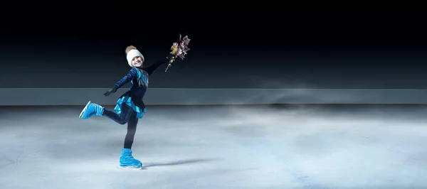 黑暗冰场背景下的儿童花样滑冰 — 图库照片