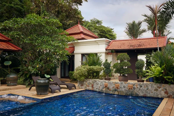 Uitzicht Mooie Bali Stijl Villa Tropische Omgeving — Stockfoto