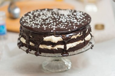 lezzetli çikolatalı kek krem ile katmanlı