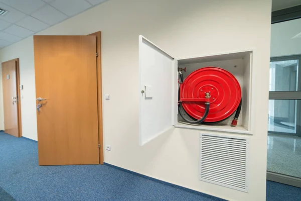 Hydrant Einem Bürogebäude — Stockfoto