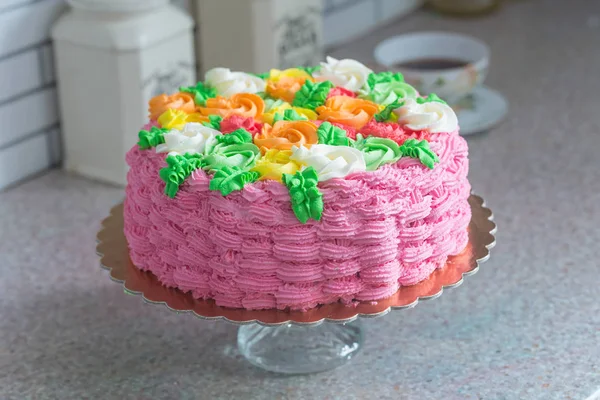 Kleurrijke Cake Met Rooster Patroon Taart Staan — Stockfoto
