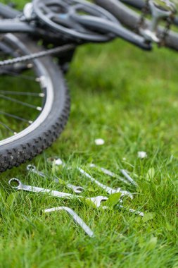 çim üzerinde yalan Bisiklet onarmak için tuşları ayarla.