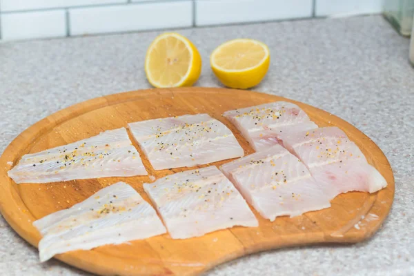 Filé Peixe Cru Fresco Com Temperos Uma Tábua Cozinha — Fotografia de Stock