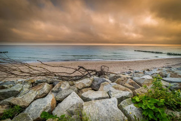 Landschap Door Zee Hout Stenen Zand Golven Oranje Bewolkte Hemel — Stockfoto