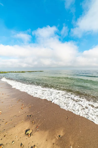 防波堤の波 石のビーチ風景 — ストック写真