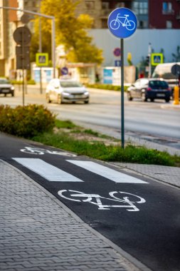 bisiklet yolu - yatay ve dikey işaretler