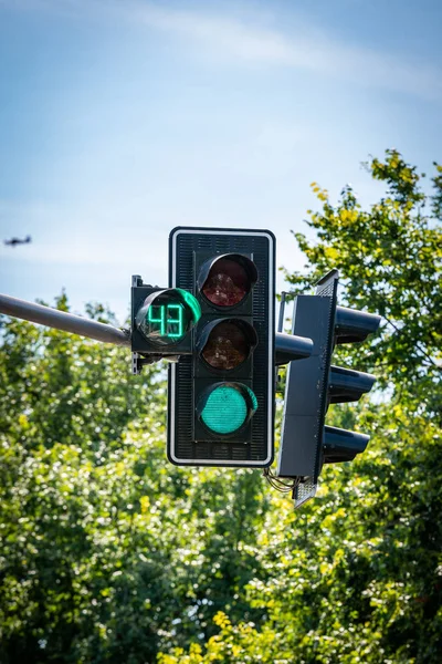 红绿灯上的绿色颜色 计数向下 数字倒数为零 — 图库照片