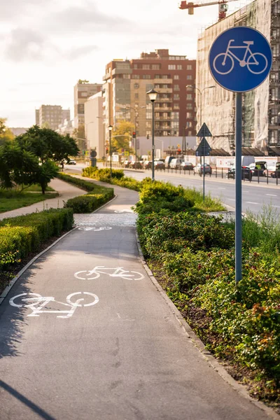 自転車道 水平および垂直方向の標識 — ストック写真