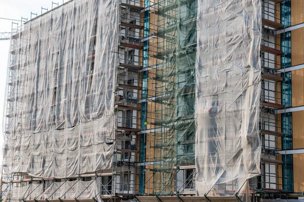 Gerüst Neben Dem Neubau Aufgestellt — Stockfoto