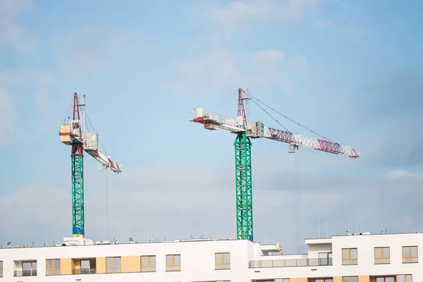 Zwei Kräne Auf Der Baustelle Neubauten Entstehen — Stockfoto