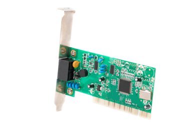 Beyaz arka plan üzerinde elektronik devre kartı. Yeşil Pcb