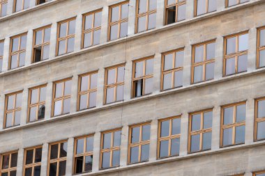 çok penceresi olan eski cephe