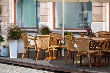 Tablo ve restoranında açık havada dört sandalye