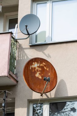 binanın cephesinde iki çanak antenler