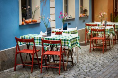 Masa ve sandalyeler. Restoran açık havada