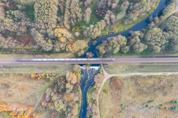 Tren Köprüden Nehre Geçer Yukarıdan Görüntülemek — Stok fotoğraf